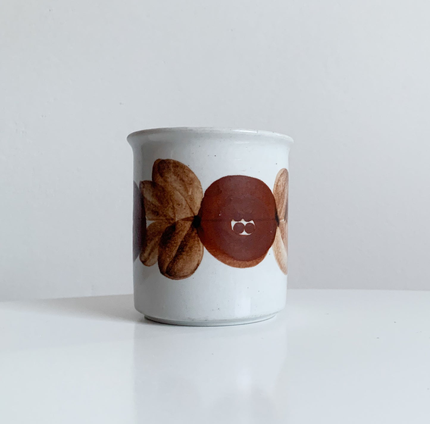 Ulla Procope Arabia Finland | Rosmarin cocoa cup, hand-painted