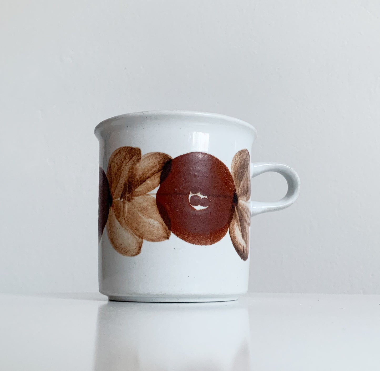 Ulla Procope Arabia Finland | Rosmarin cocoa cup, hand-painted