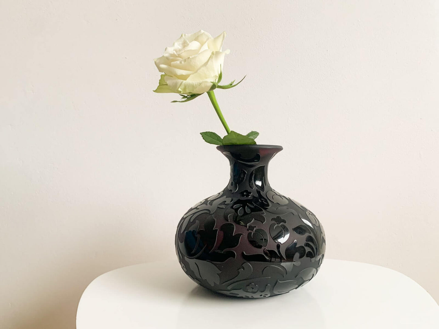 Michael Weems, Cameo Amethyst Glass Art Vase USA