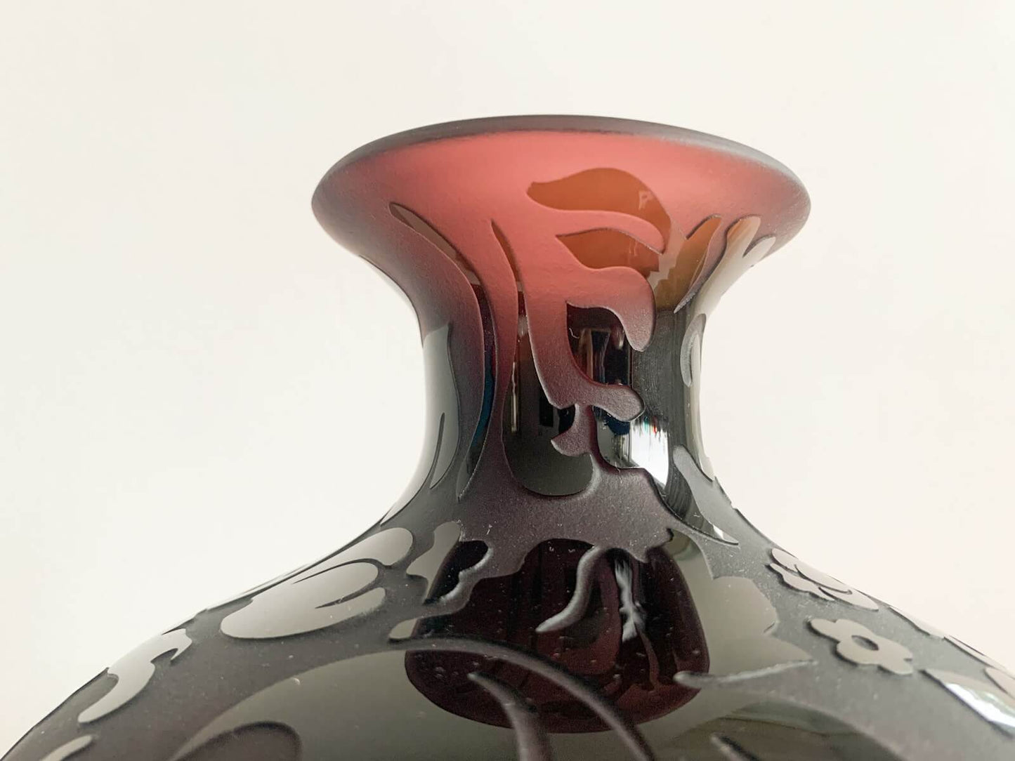 Michael Weems, Cameo Amethyst Glass Art Vase USA