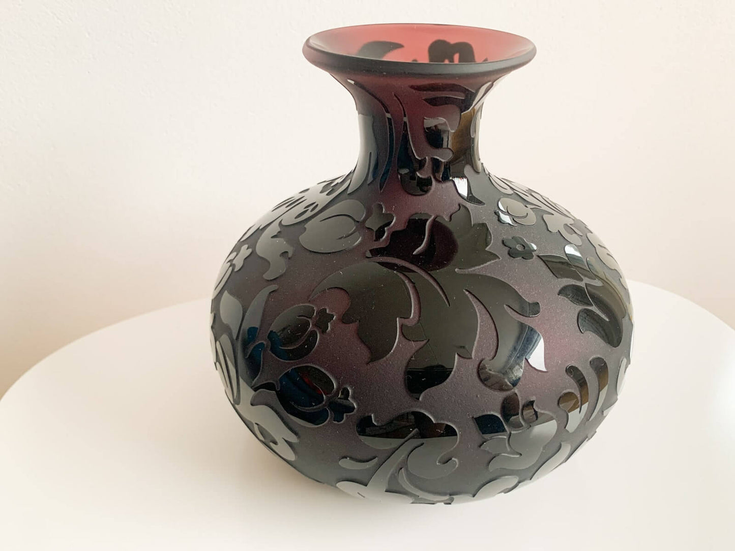 Michael Weems, Cameo Amethyst Glass Art Vase USA