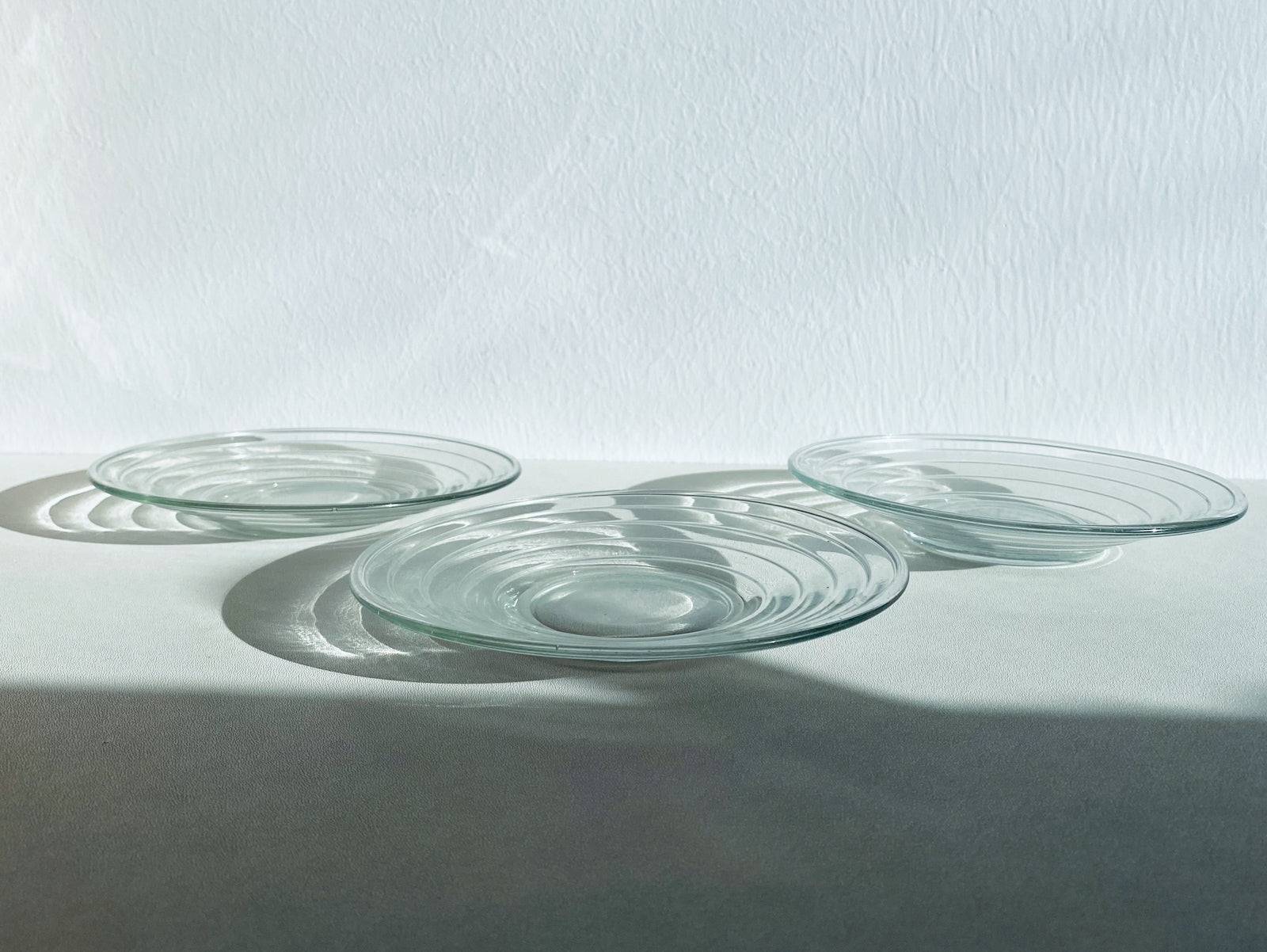 Set of 3 dessert glass plates Bölgeblick, design Aino Aalto, Karhula, 1940-50s