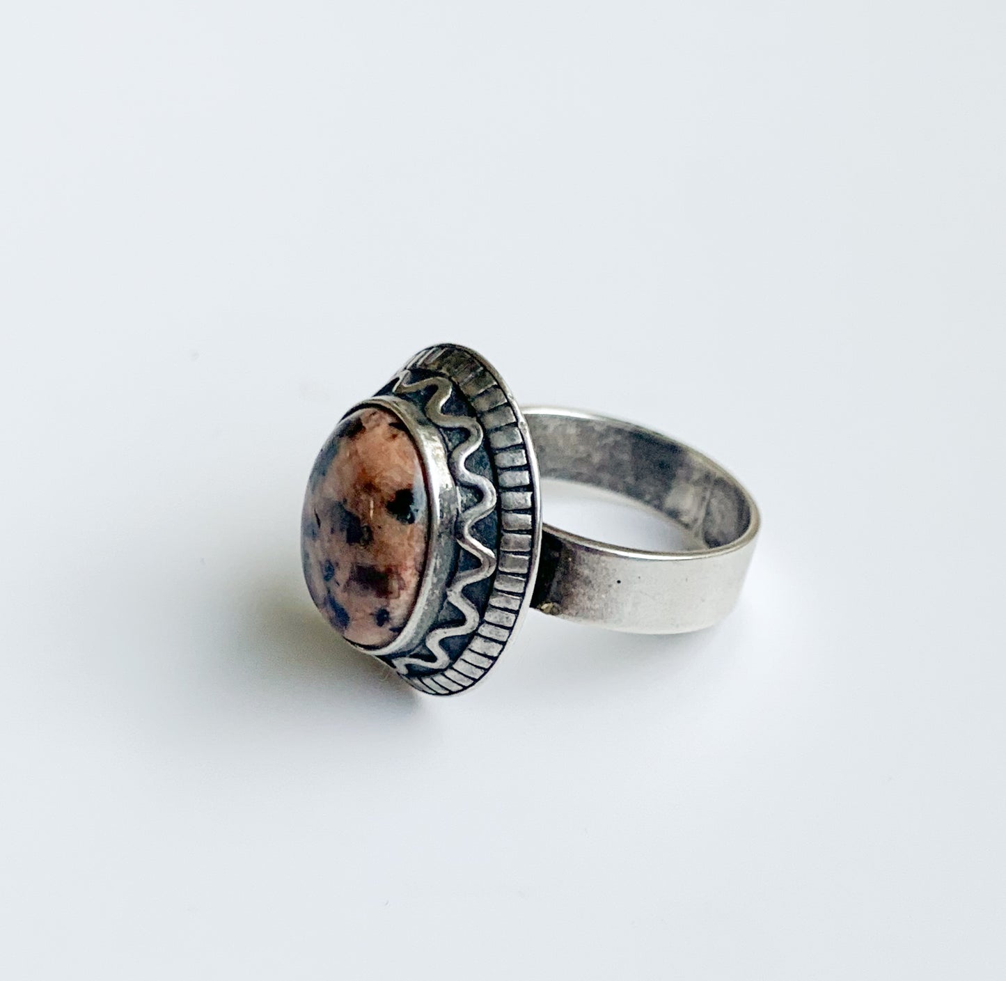Kalevala Koru | Silver ring with pink granite