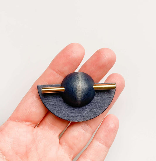 Aarikka Finland | Brosche aus gebeiztem Holz in Kugelform