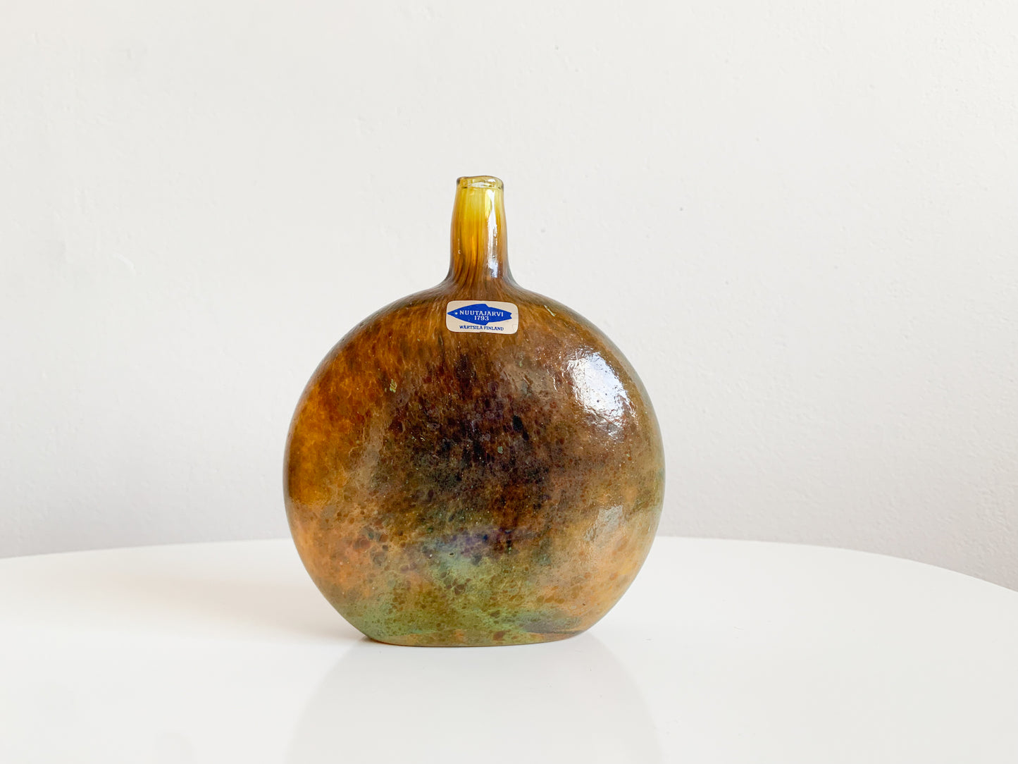 Vase art-bottle Mansikkapaikka flask form, luster glass by Oiva Toikka, Nuutajärvi 1980s