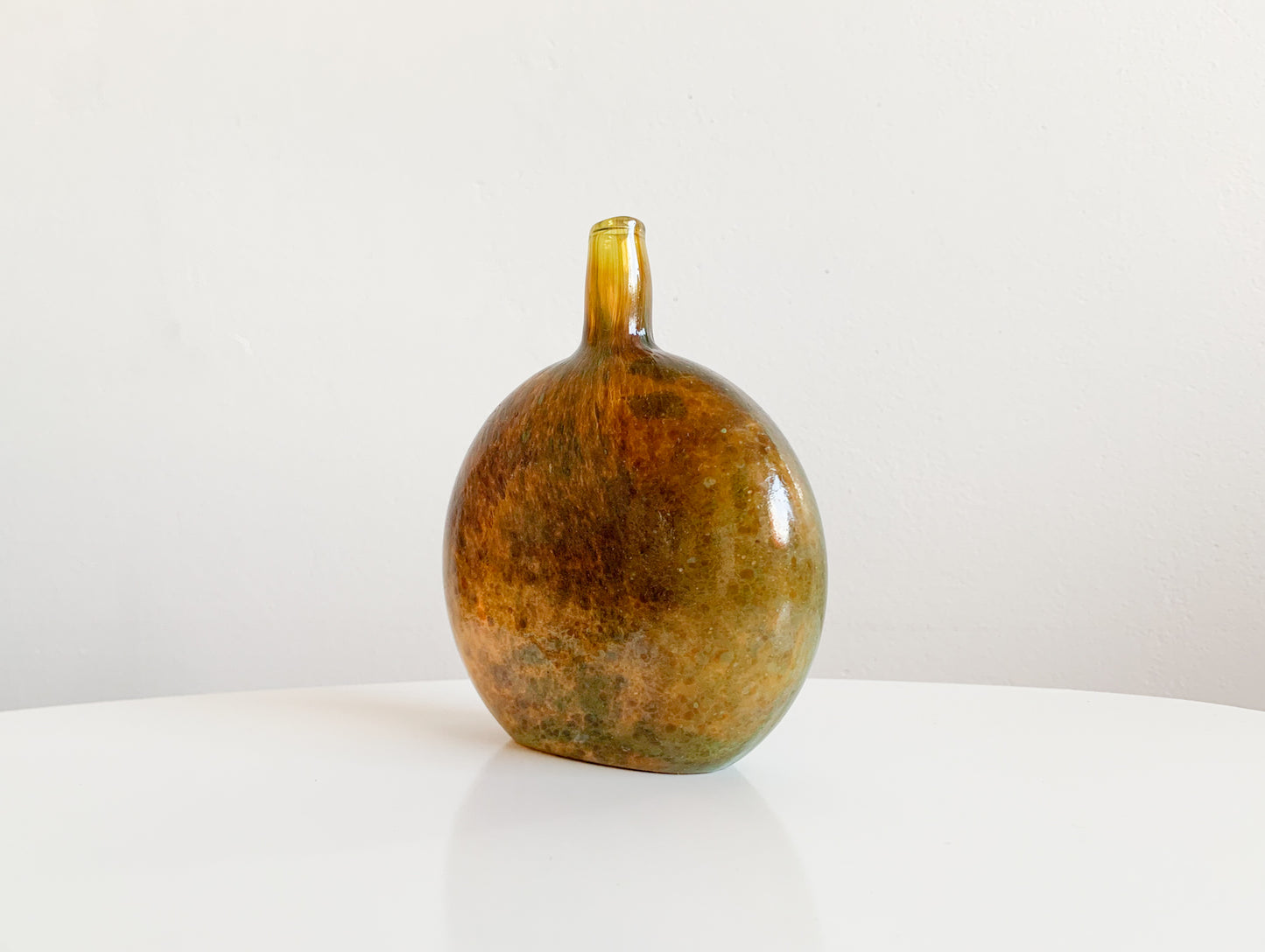 Vase art-bottle Mansikkapaikka flask form, luster glass by Oiva Toikka, Nuutajärvi 1980s
