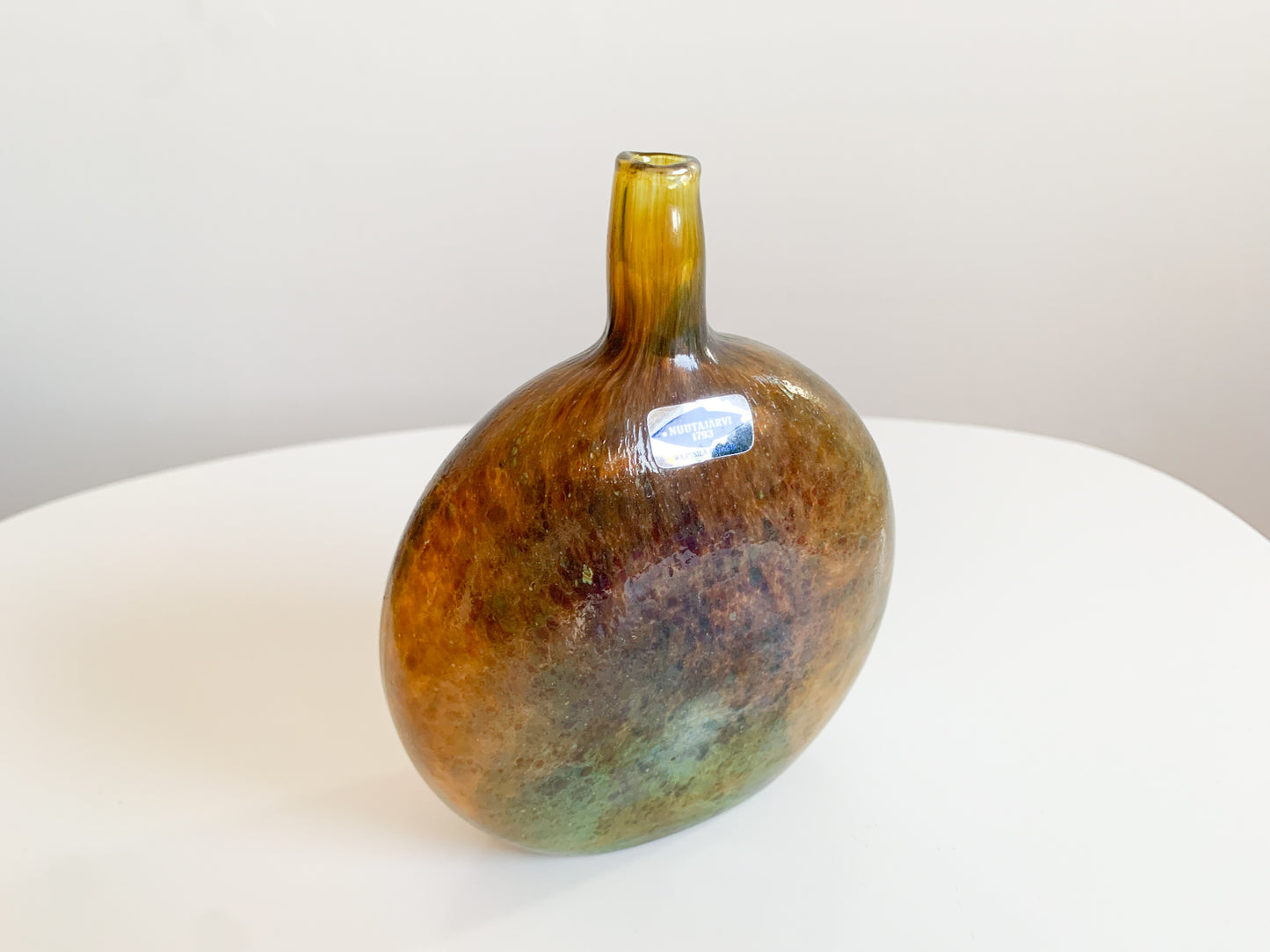 Vase art-bottle Mansikkapaikka flask form, luster glass by Oiva Toikka, Nuutajärvi 1980s
