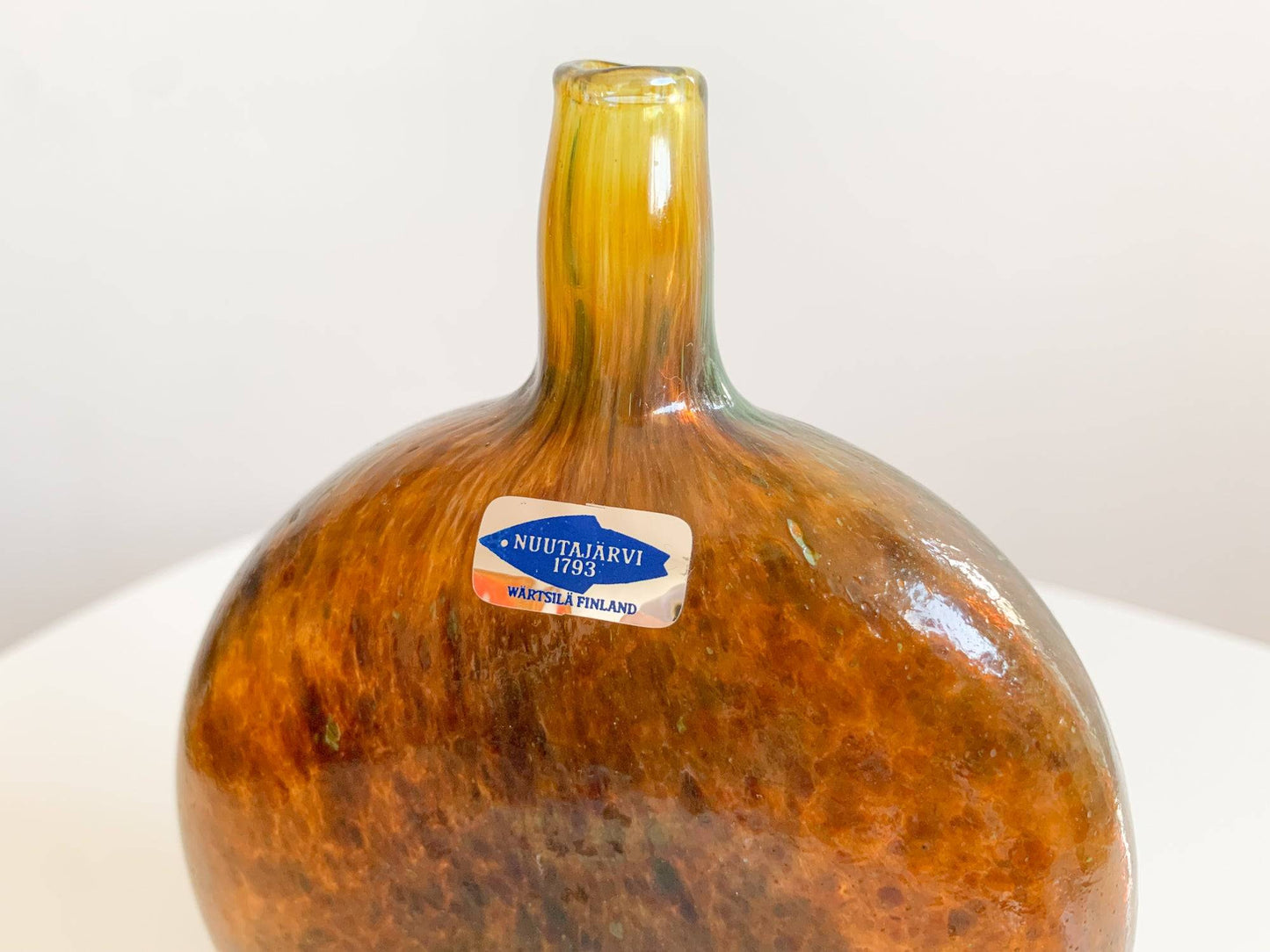Vase art-bottle Mansikkapaikka flask form, luster glass by Oiva Toikka, Nuutajärvi 1980s