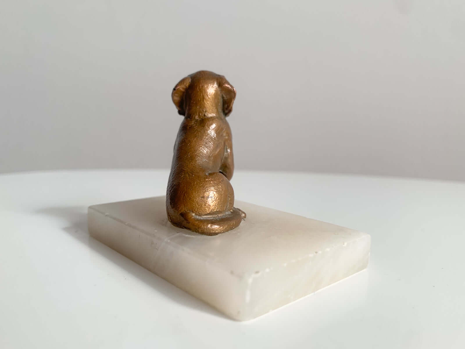Bronze dog figurine marmor