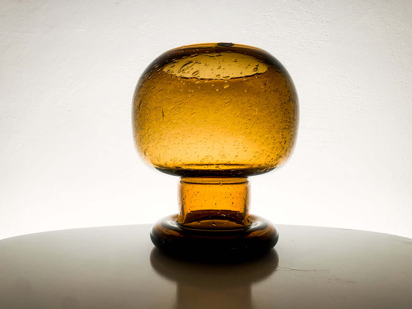 Kaj Franck amber glass vase | Sargasso series | Scandinavian glass
