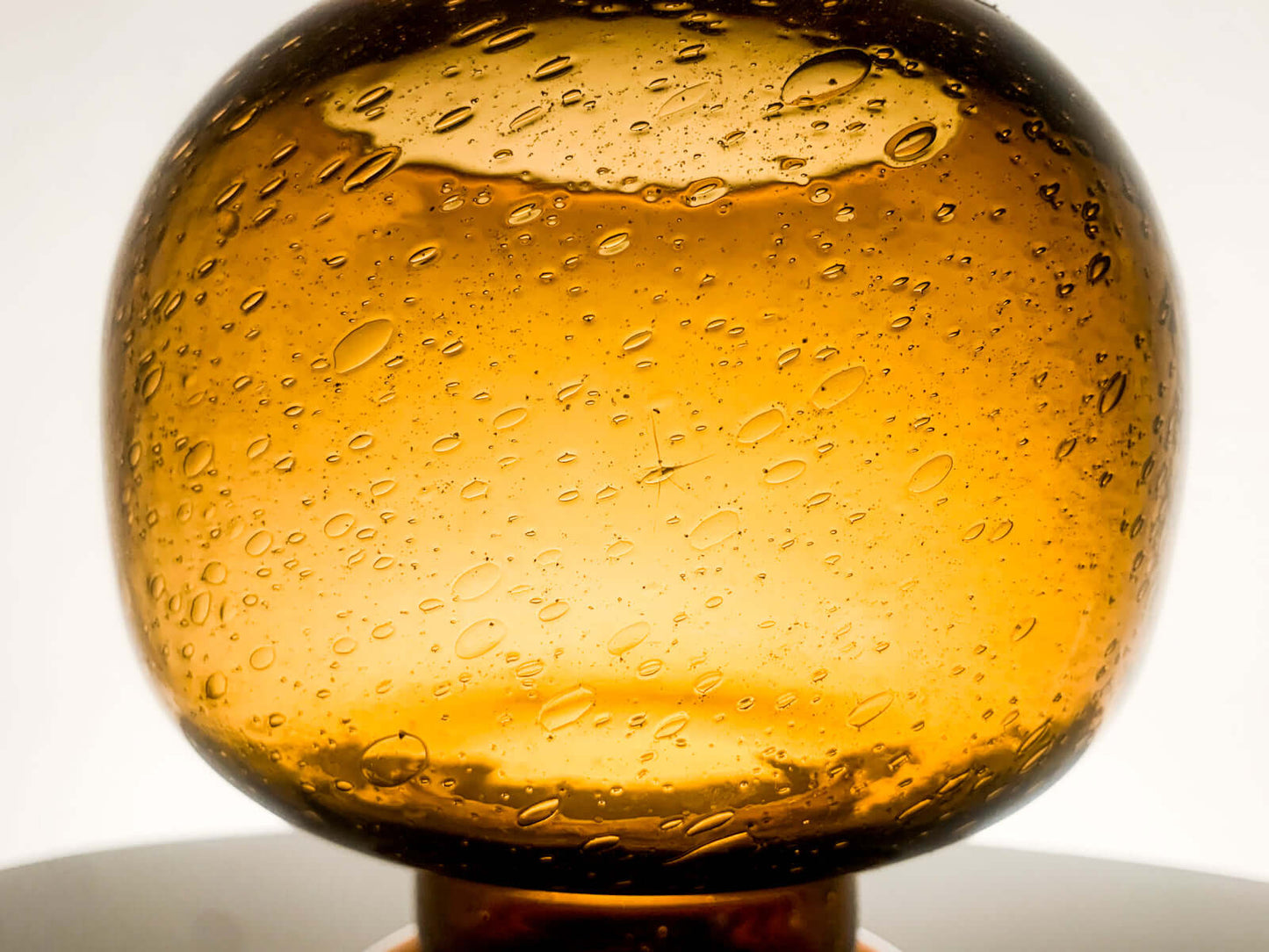 Amber footed vase, Kaj Franck, Nuutajärvi, Finland | Vintage glass vase