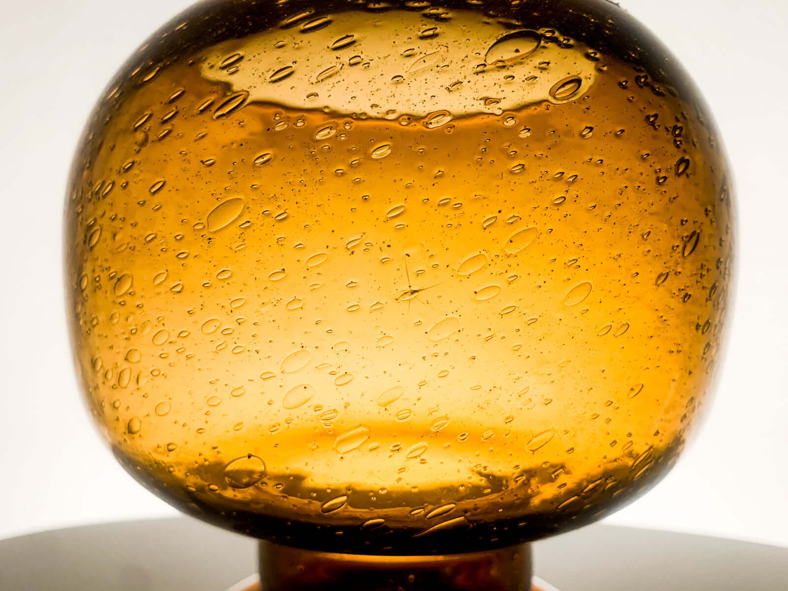 Amber footed vase, Kaj Franck, Nuutajärvi, Finland | Vintage glass vase
