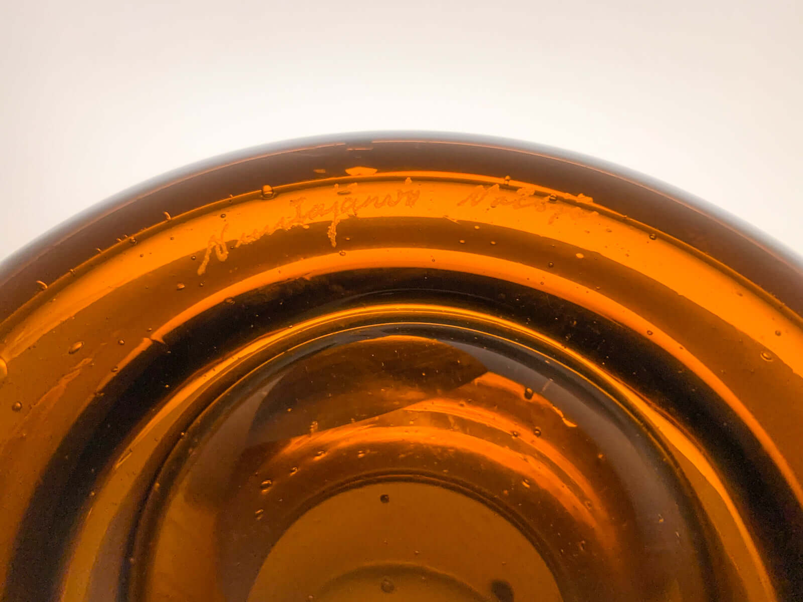 Kaj Franck signature on glass vase | Sargasso amber vase