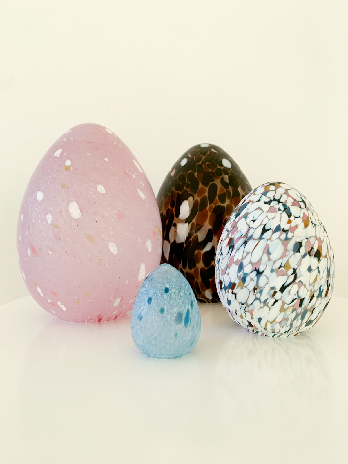 Monica Backström Milky Pink Art Glass Egg| Large 19 cm – Molna Vintage