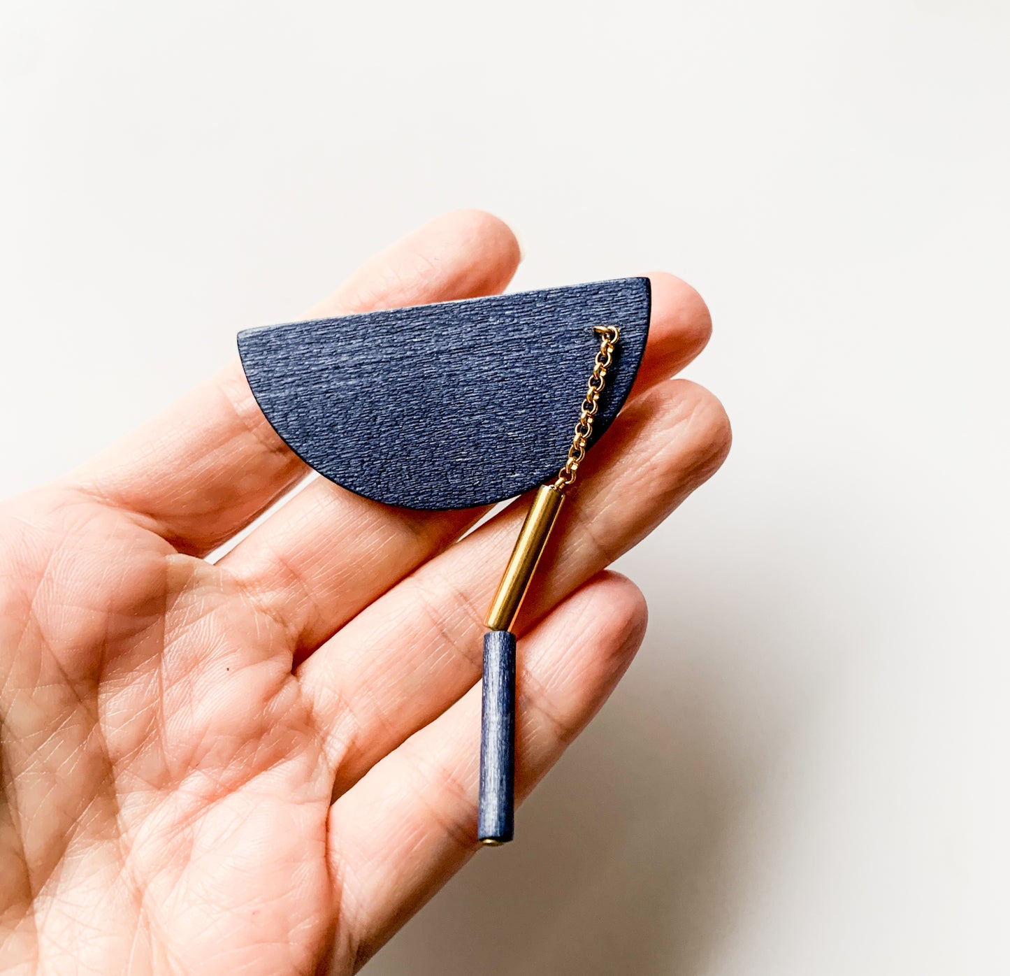 Aarikka Finland Wood Pendulum brooch, navy blue