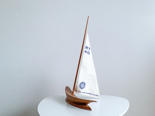 Model sailboat white sail | Vaasa Vasa 1970s | Wood Figurine | Molna Vintage