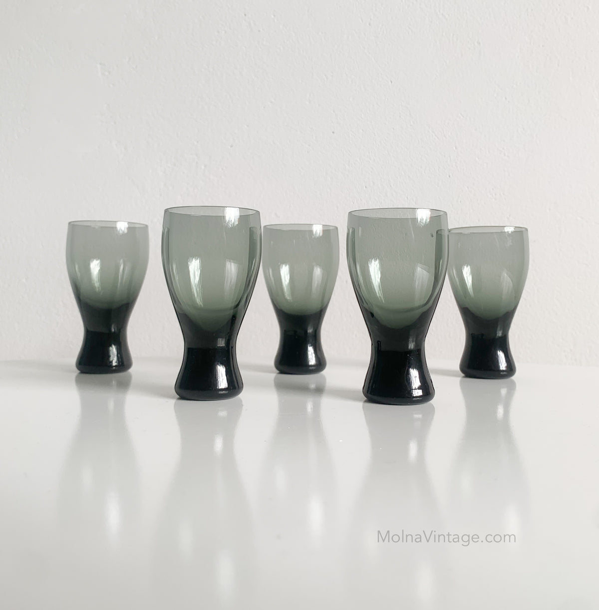 Pingviini Glasses Set Grey Glass | Helena Tynell Riihimaen lasi | Molna Vintage