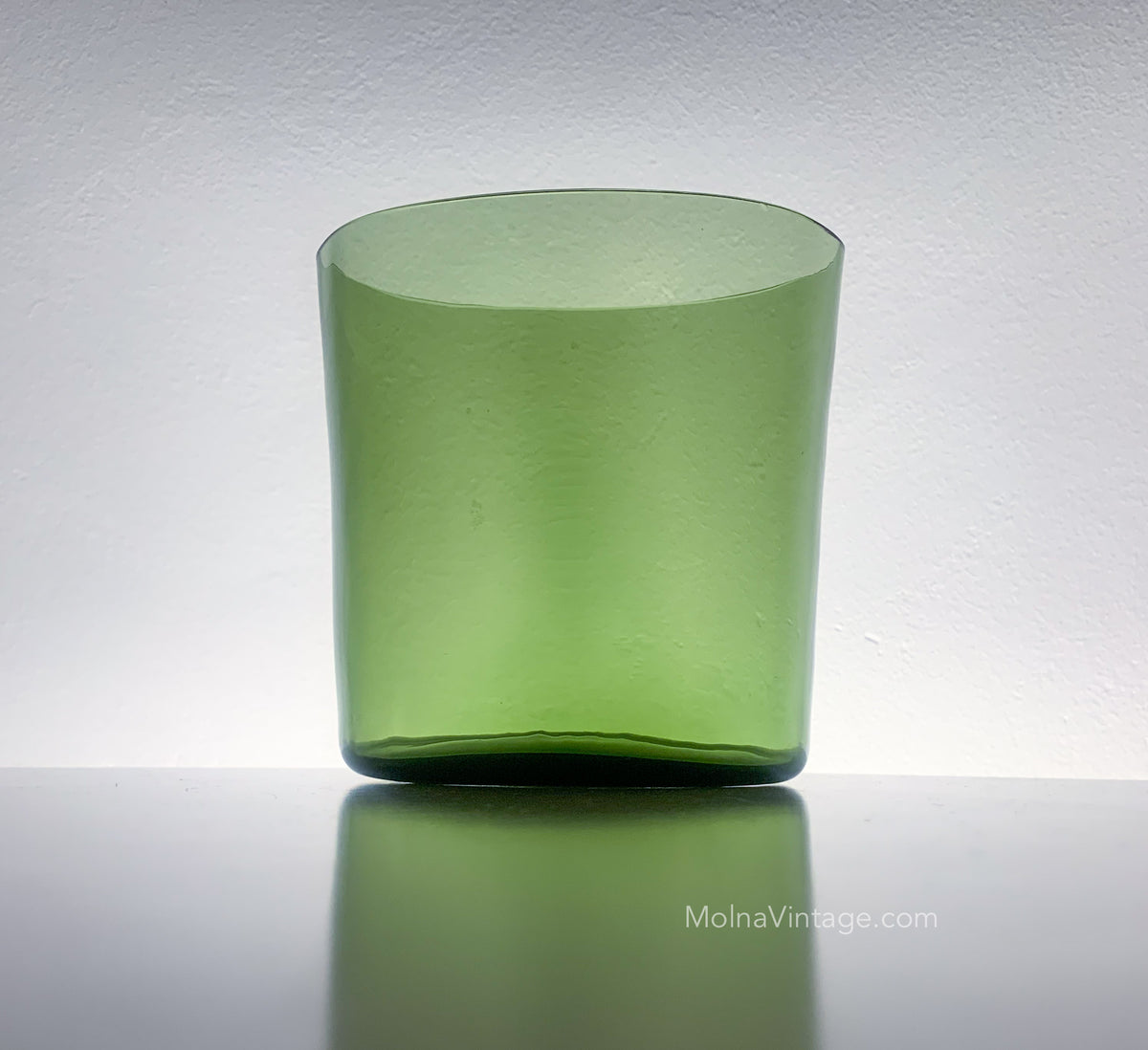 SH142 Vase Green glass vase | Saara Hopea Nuutajarvi | Molna Vintage