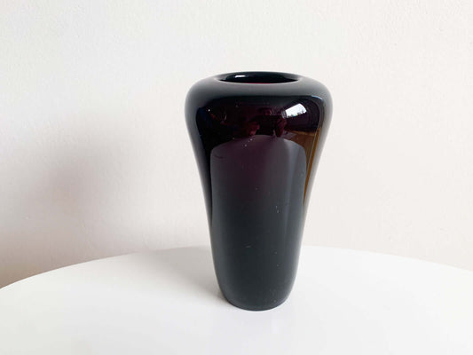Vintage Kumela glass vase of dark purple color | Molna Vintage