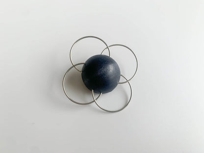 Vintage dark blue and metal brooch flower | Molna Vintage